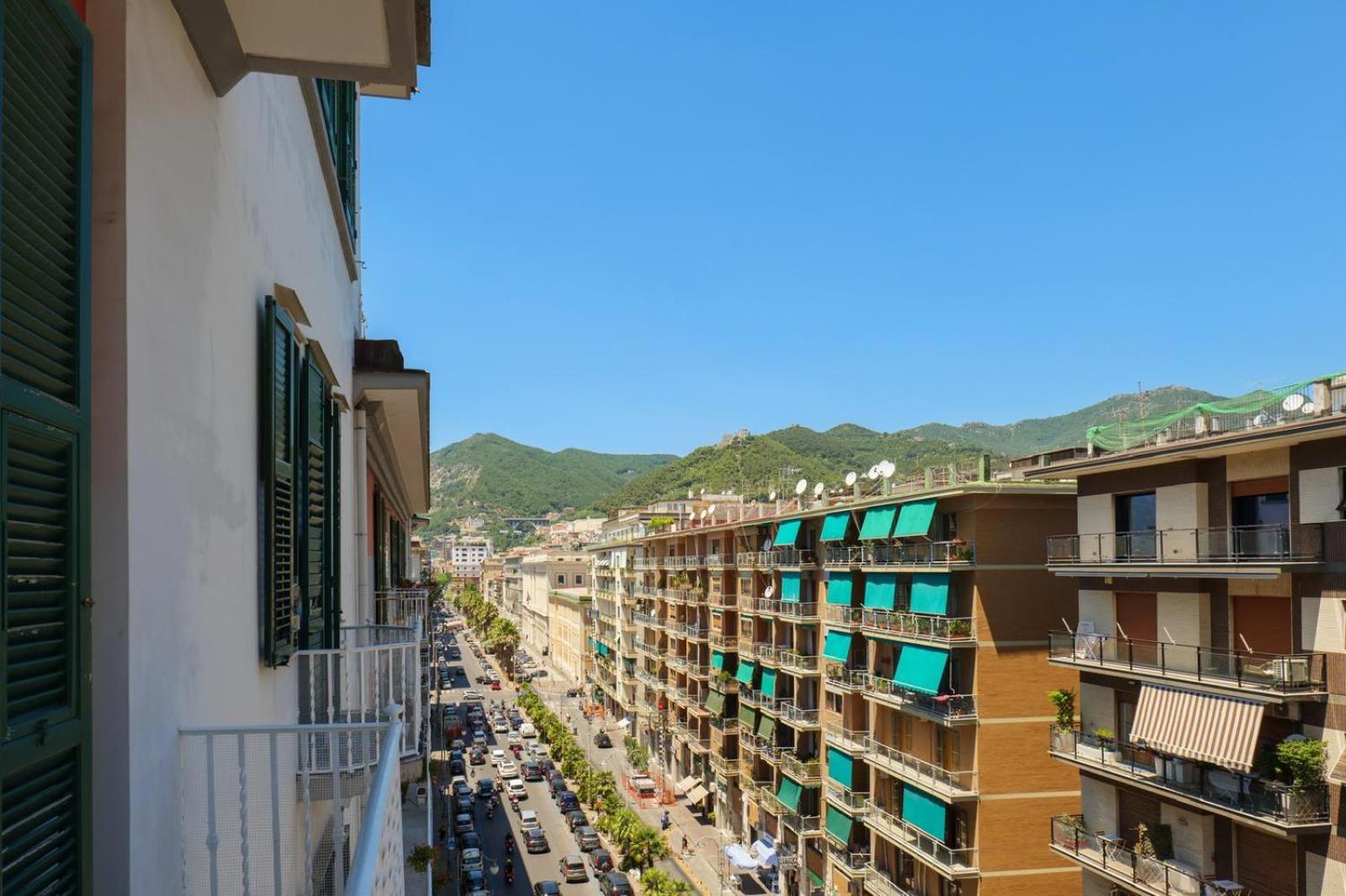 Palazzo Galeoni Luxury Suites Salerno Bagian luar foto